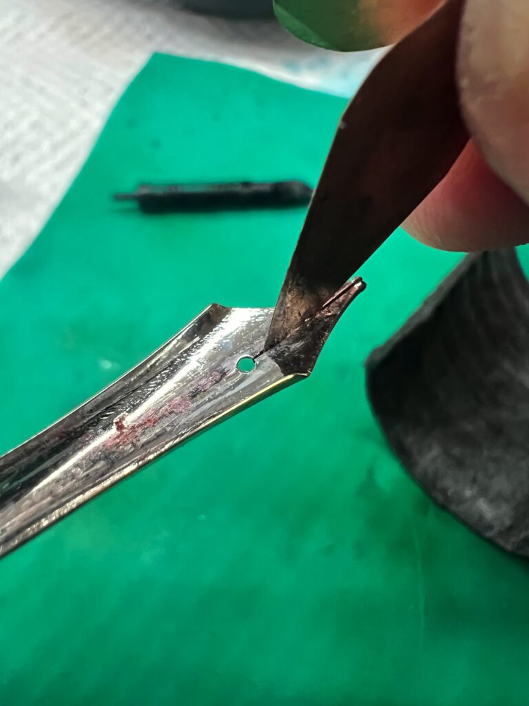 用薄金屬書籤刮除導墨溝的積墨